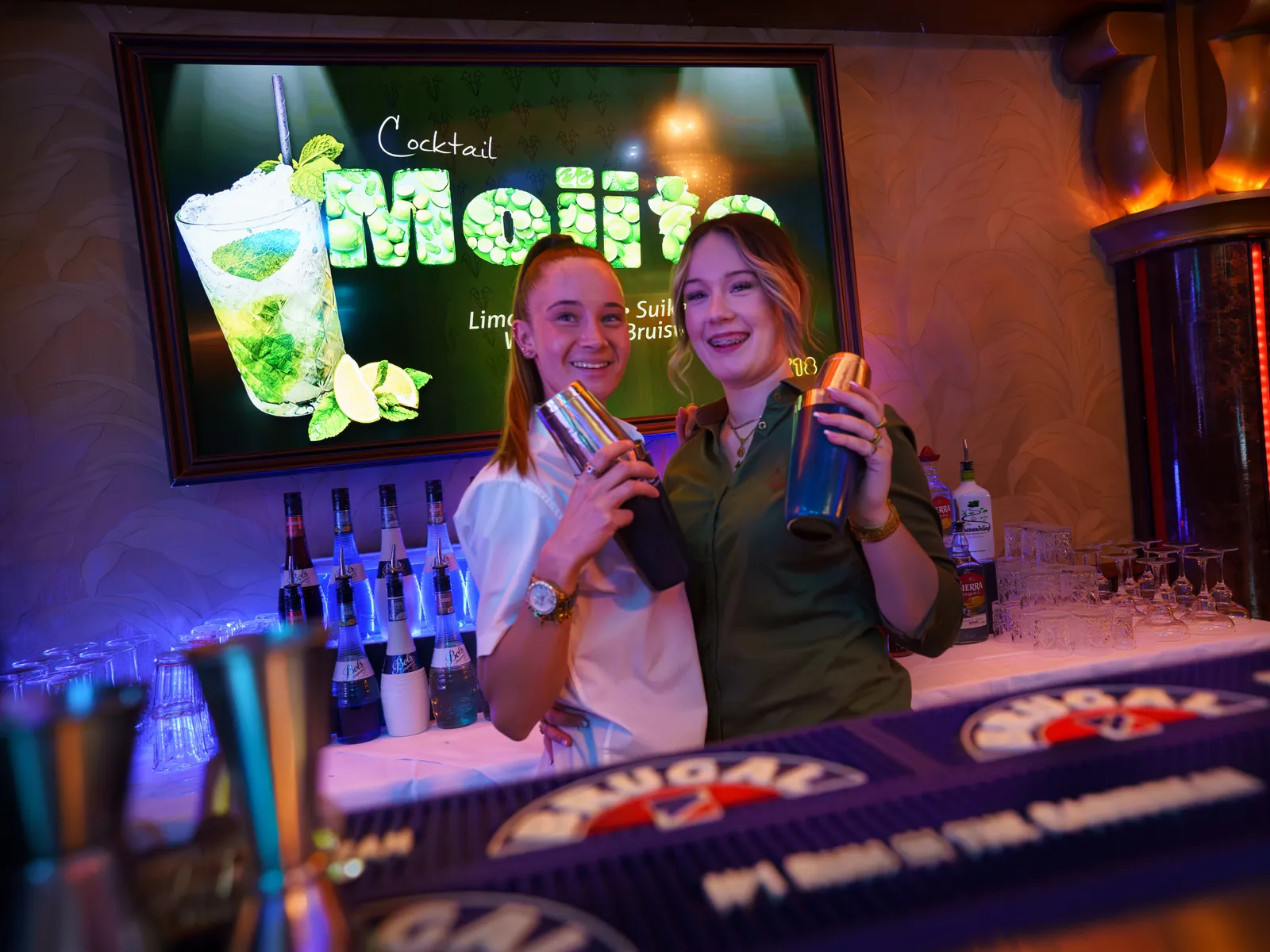 Cocktails aan de bar tijdens een bedrijfsborrel bij De Haas