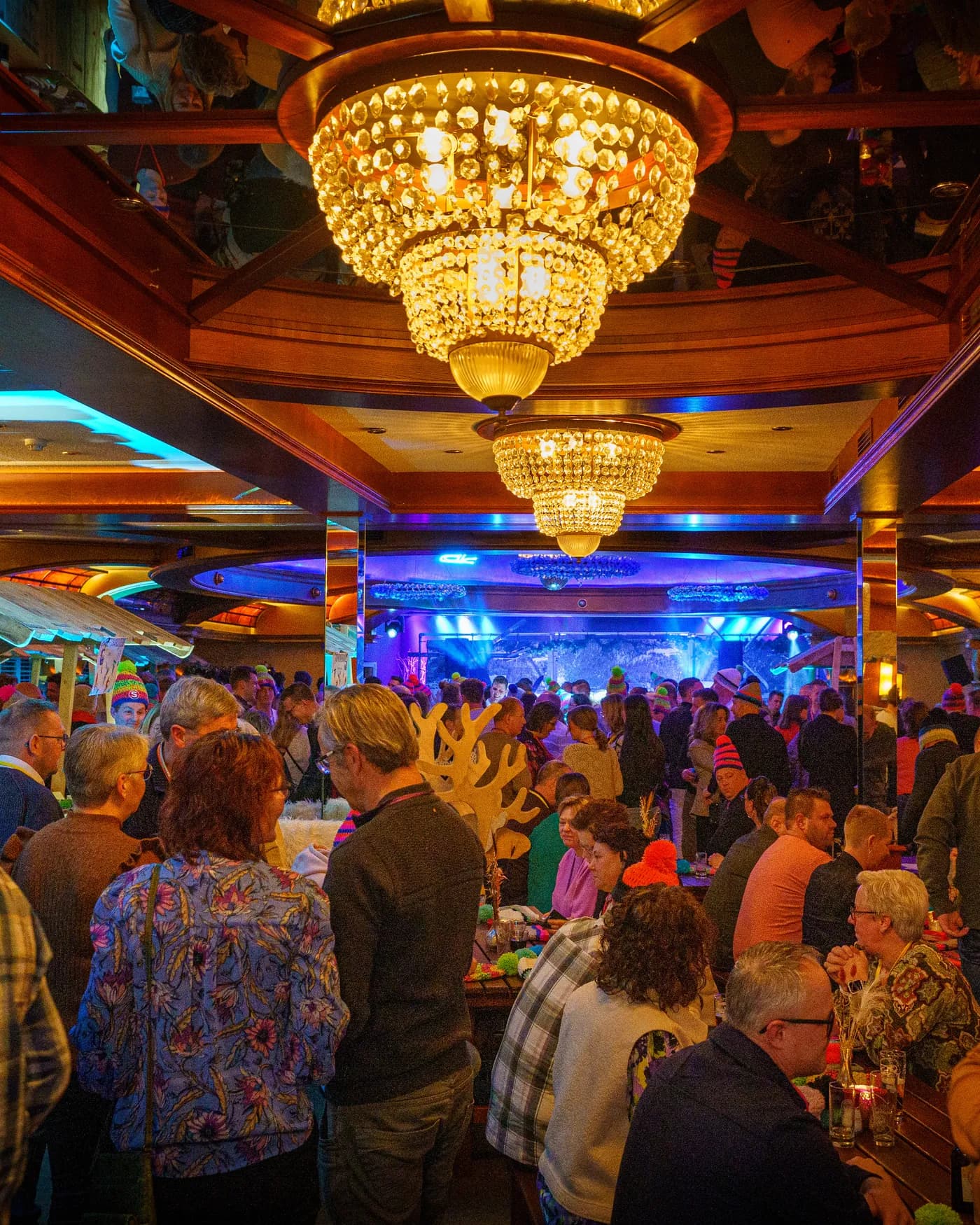 Volle feestzaal met kroonluchters tijdens een bedrijfsfeest bij De Haas in Elburg