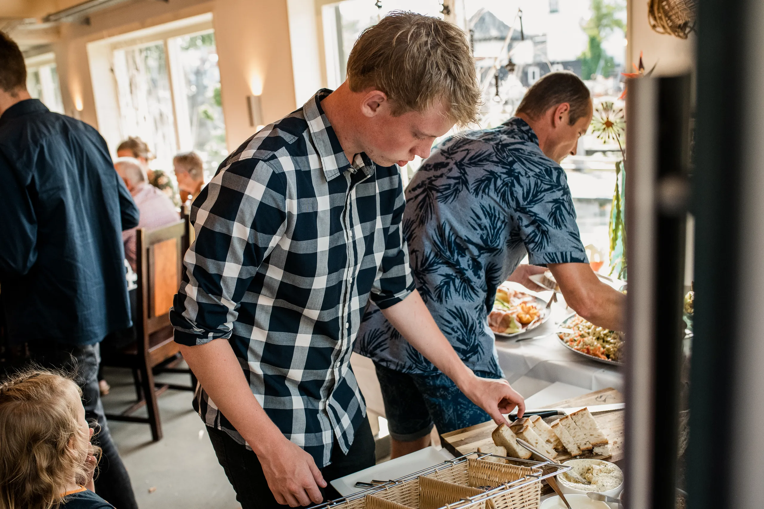Gasten scheppen op aan het buffet tijdens een familiefeest bij Brasserie Aan de Gracht in Elburg