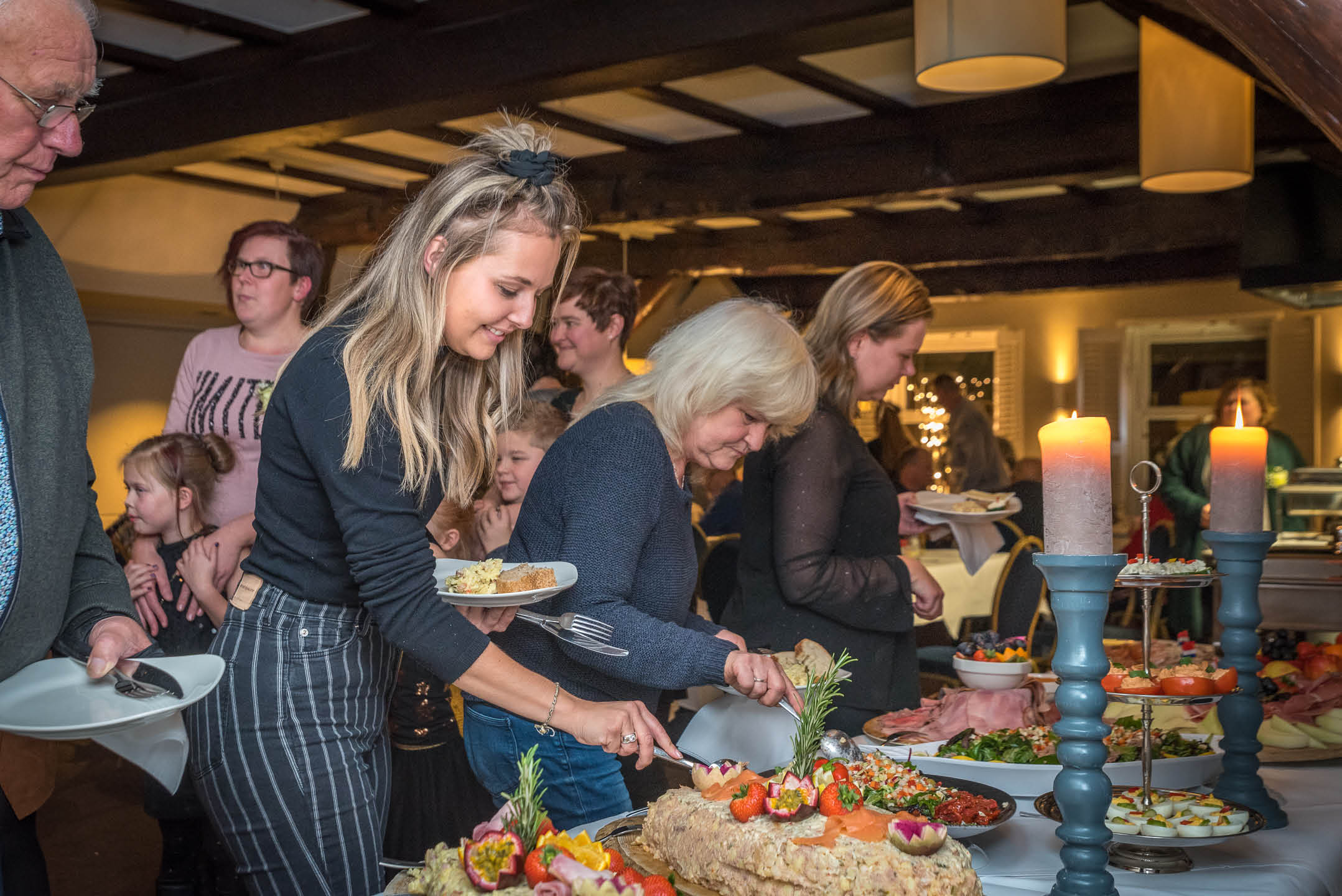 Gasten scheppen op aan het buffet tijdens een groepslunch bij De Haas in Elburg