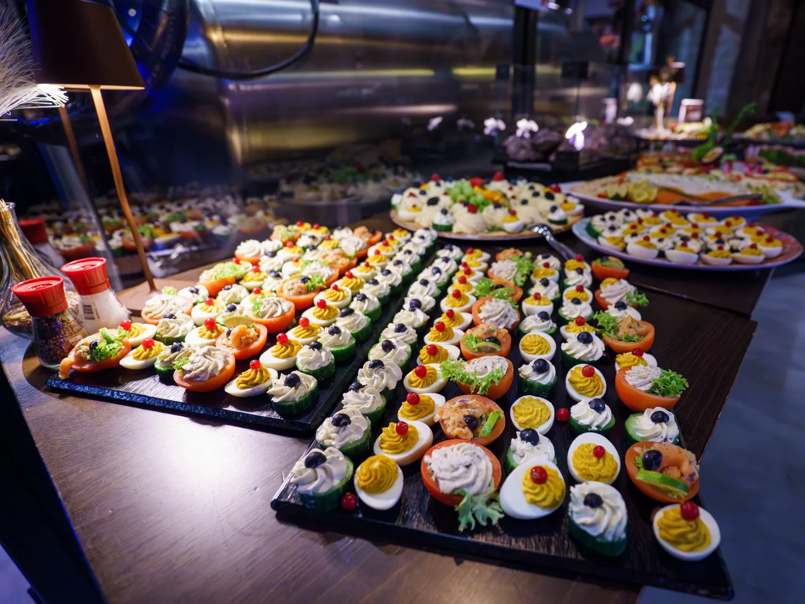 Buffet met hapjes en verrines tijdens een bedrijfsfeest bij De Haas