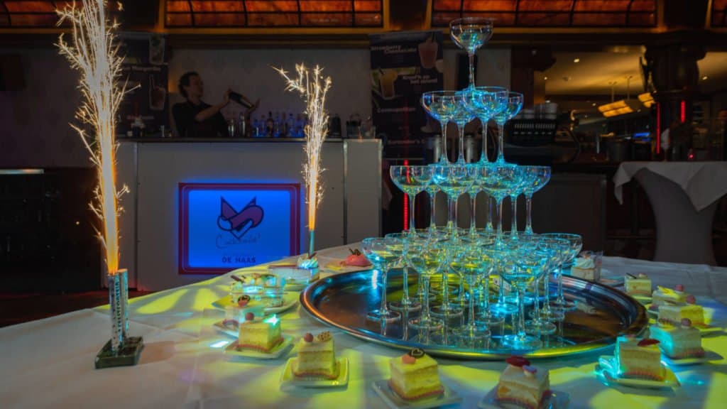 Champagnetoren met vuurwerkfonteinen in de feestzaal van De Haas