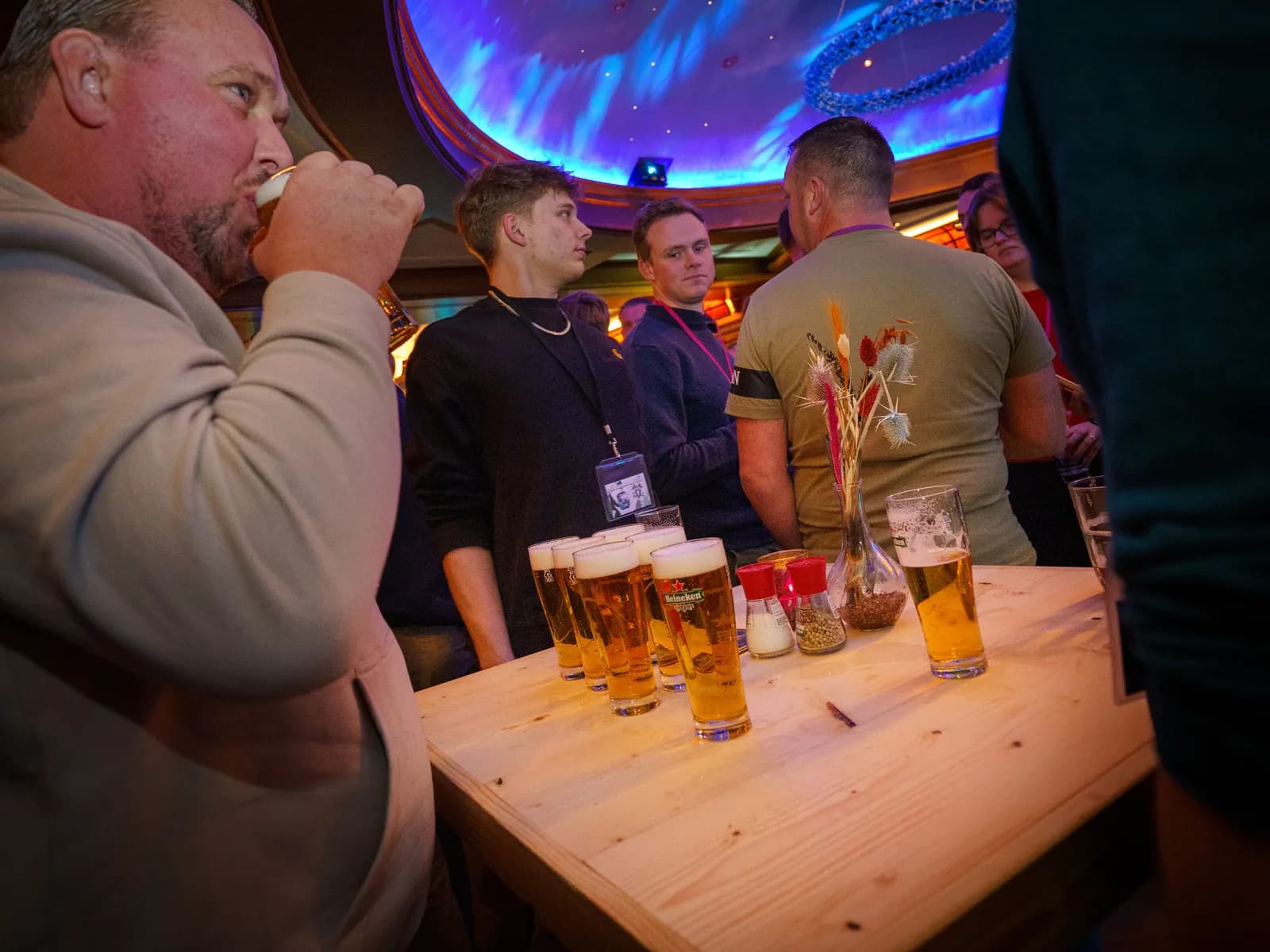 Collega's proosten met bier tijdens een bedrijfsfeest bij De Haas