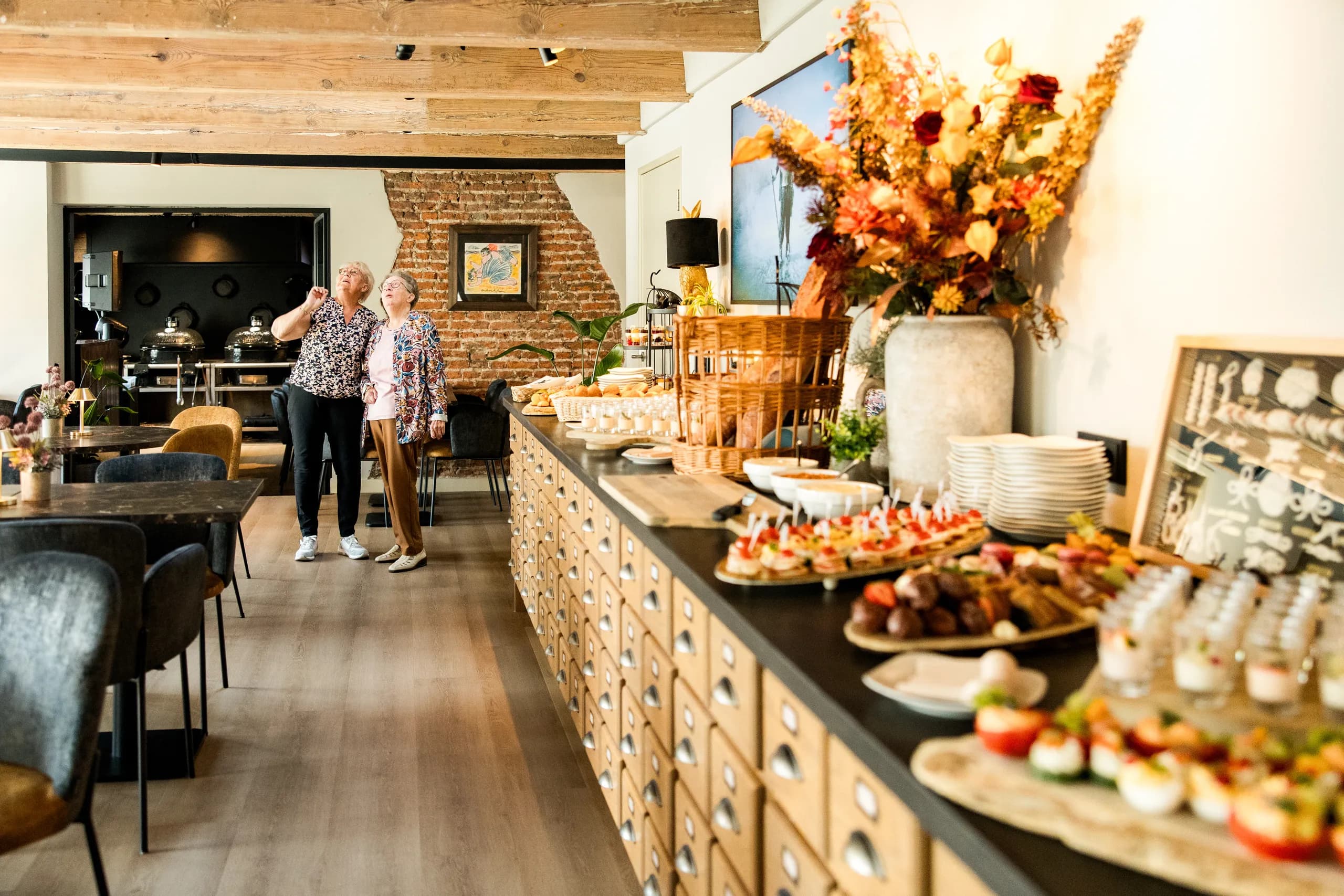 Rijk gedekt buffet in een feestzaal van De Haas
