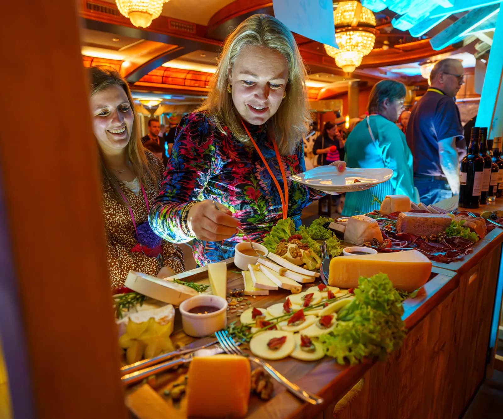 Gasten scheppen op aan het kaasbuffet tijdens een bedrijfsfeest bij De Haas