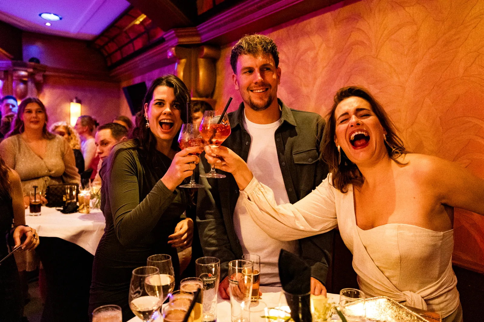 Gasten proosten lachend met cocktails bij De Haas in Elburg