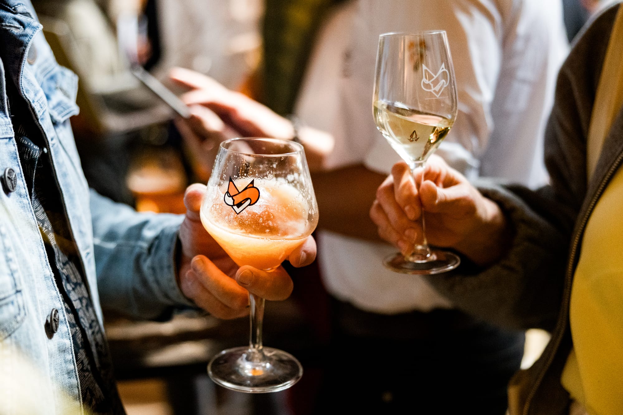 Proosten met een glas van het huis bij Restaurant De Haas in Elburg
