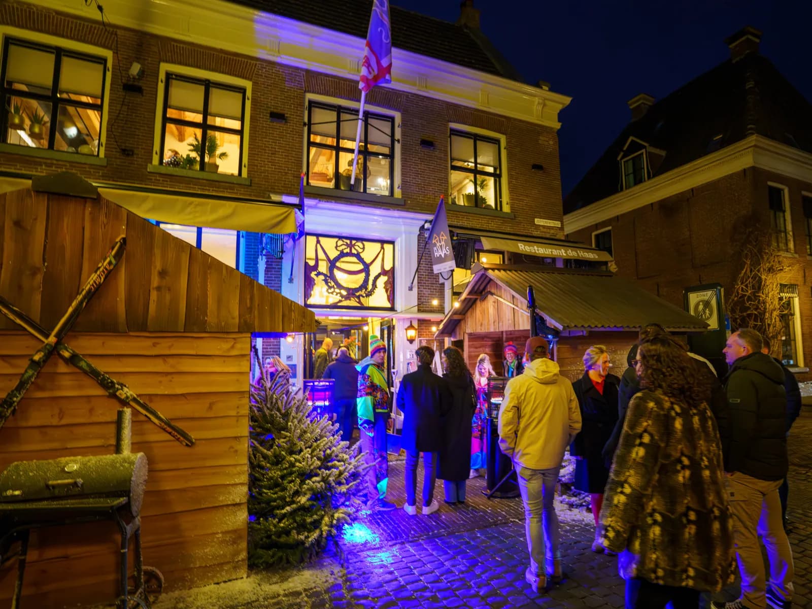 Winterse sfeer bij de ingang van De Haas tijdens een kerstborrel