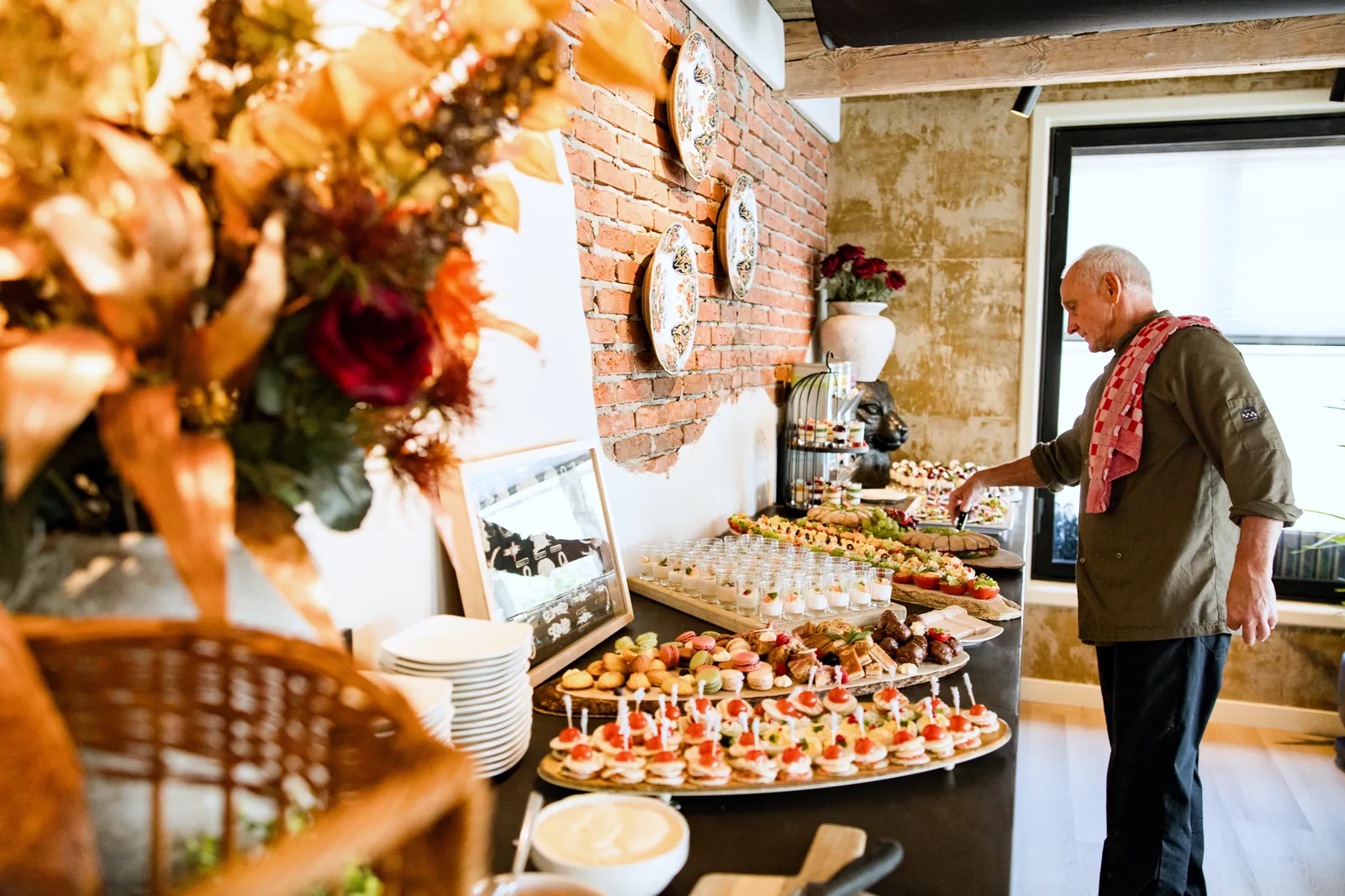 Kok legt de laatste hand aan een buffet met hapjes bij De Haas