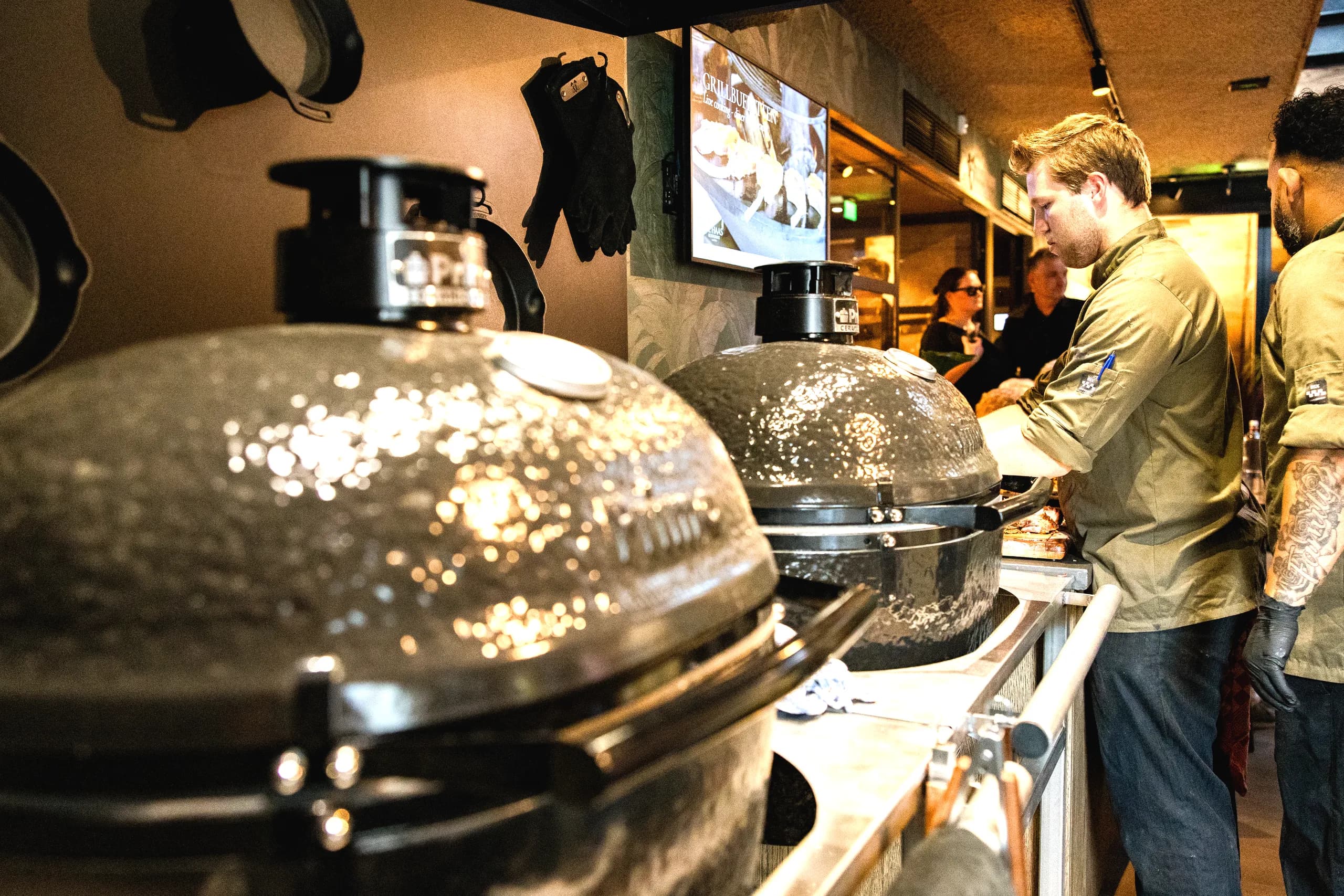 Koks grillen live op kamado's bij De Haas