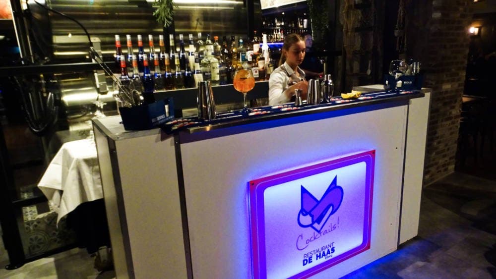 Mobiele cocktailbar met bartender tijdens een borrel bij De Haas