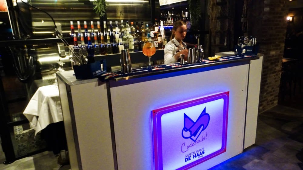 Mobiele cocktailbar met bartender tijdens een receptie bij De Haas in Elburg