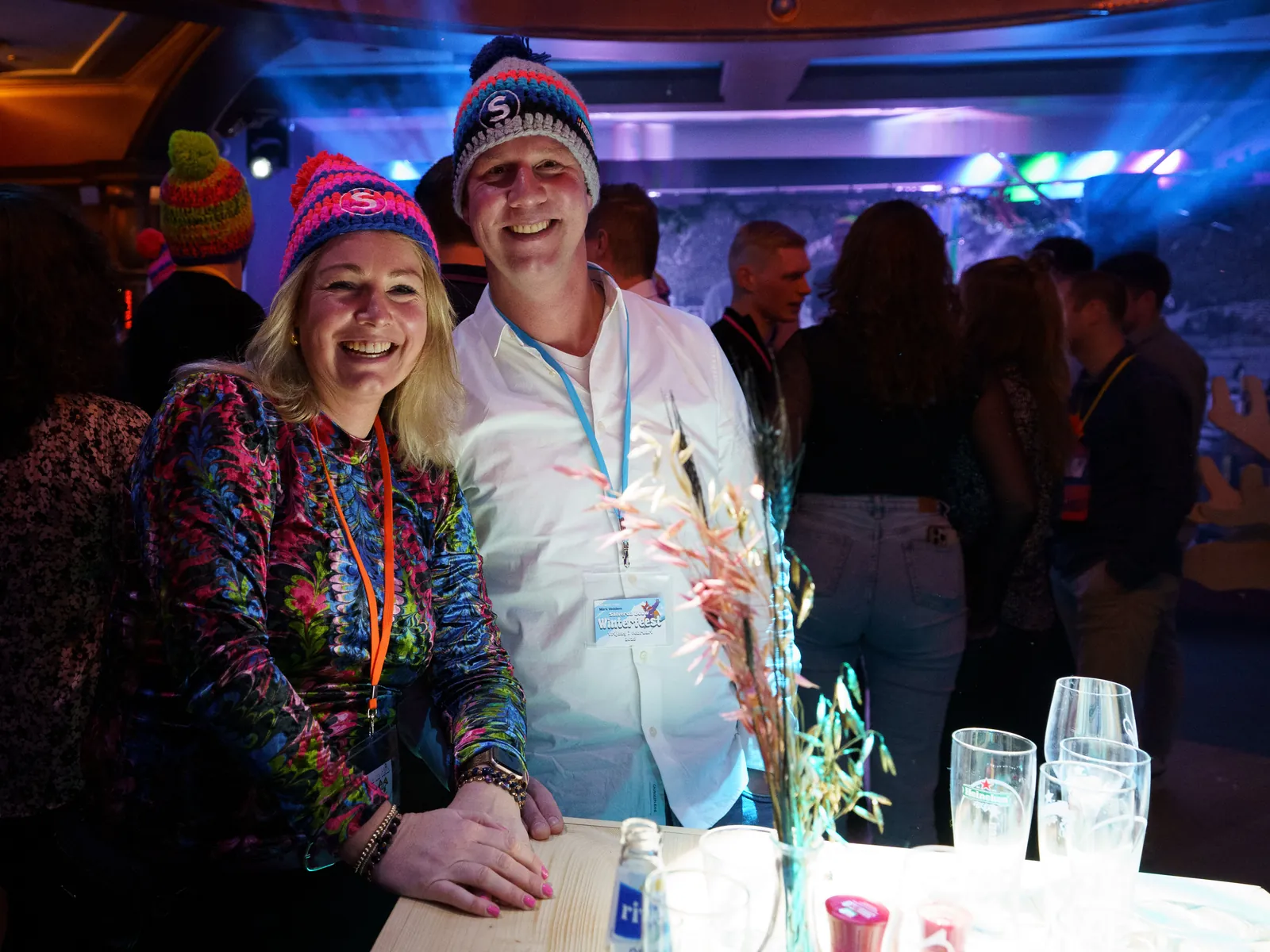Collega's lachen samen op een personeelsfeest bij De Haas