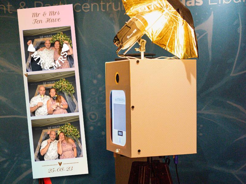 Gasten maken plezier bij de photobooth tijdens een feest bij De Haas