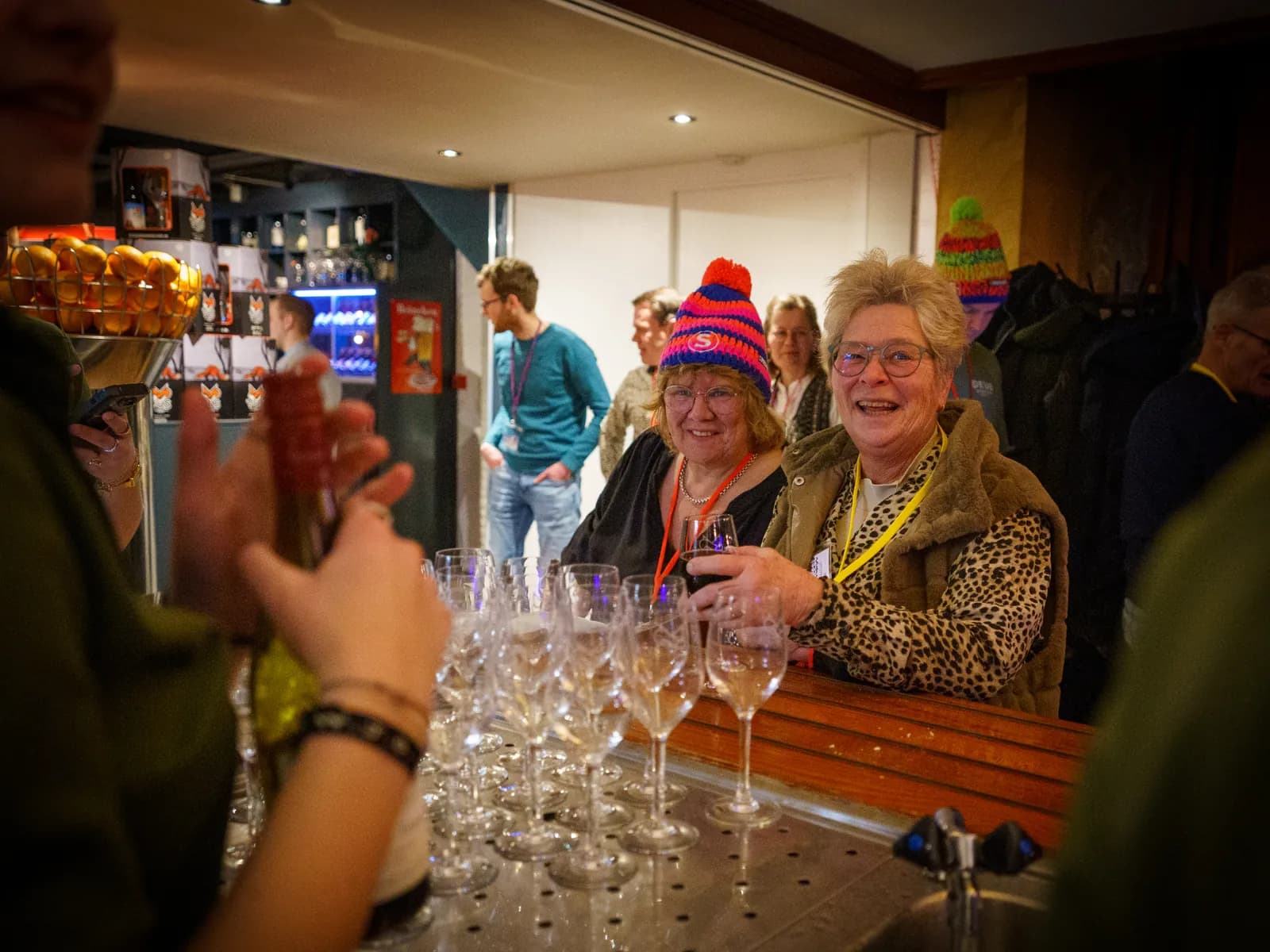 Gasten proosten met champagne op een relatiedag bij De Haas