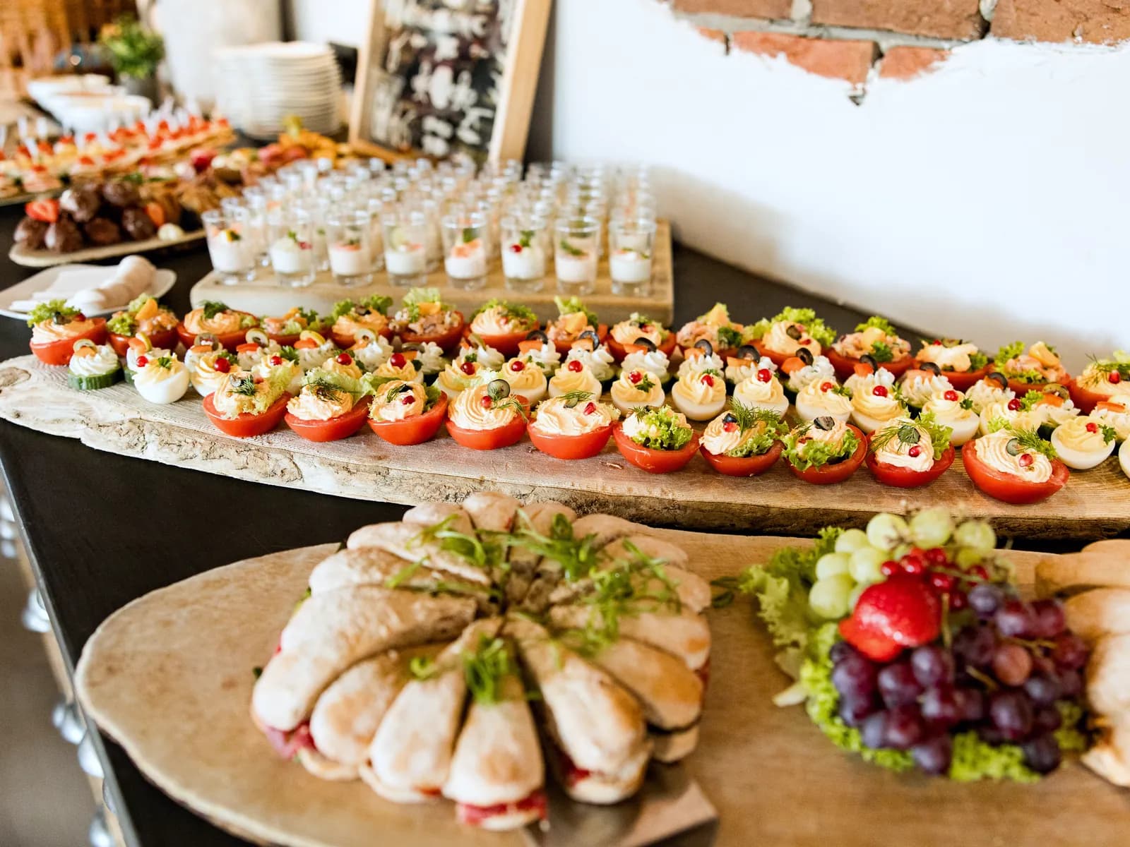 Rijkgevuld buffet met hapjes, sandwiches en fruit bij De Haas