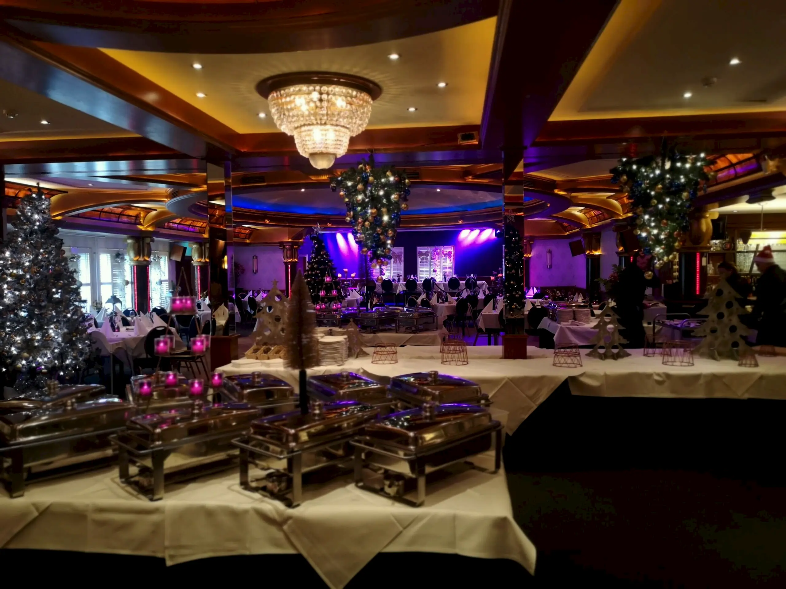 Feestzaal van De Haas met kerstbomen en het kerstbuffet