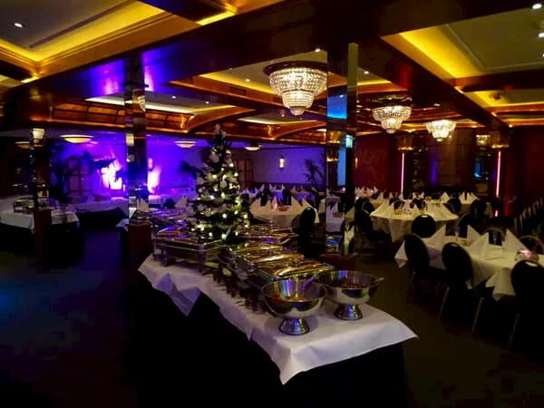 Kerstbuffet in de Sterrenzaal van De Haas met een verlichte kerstboom