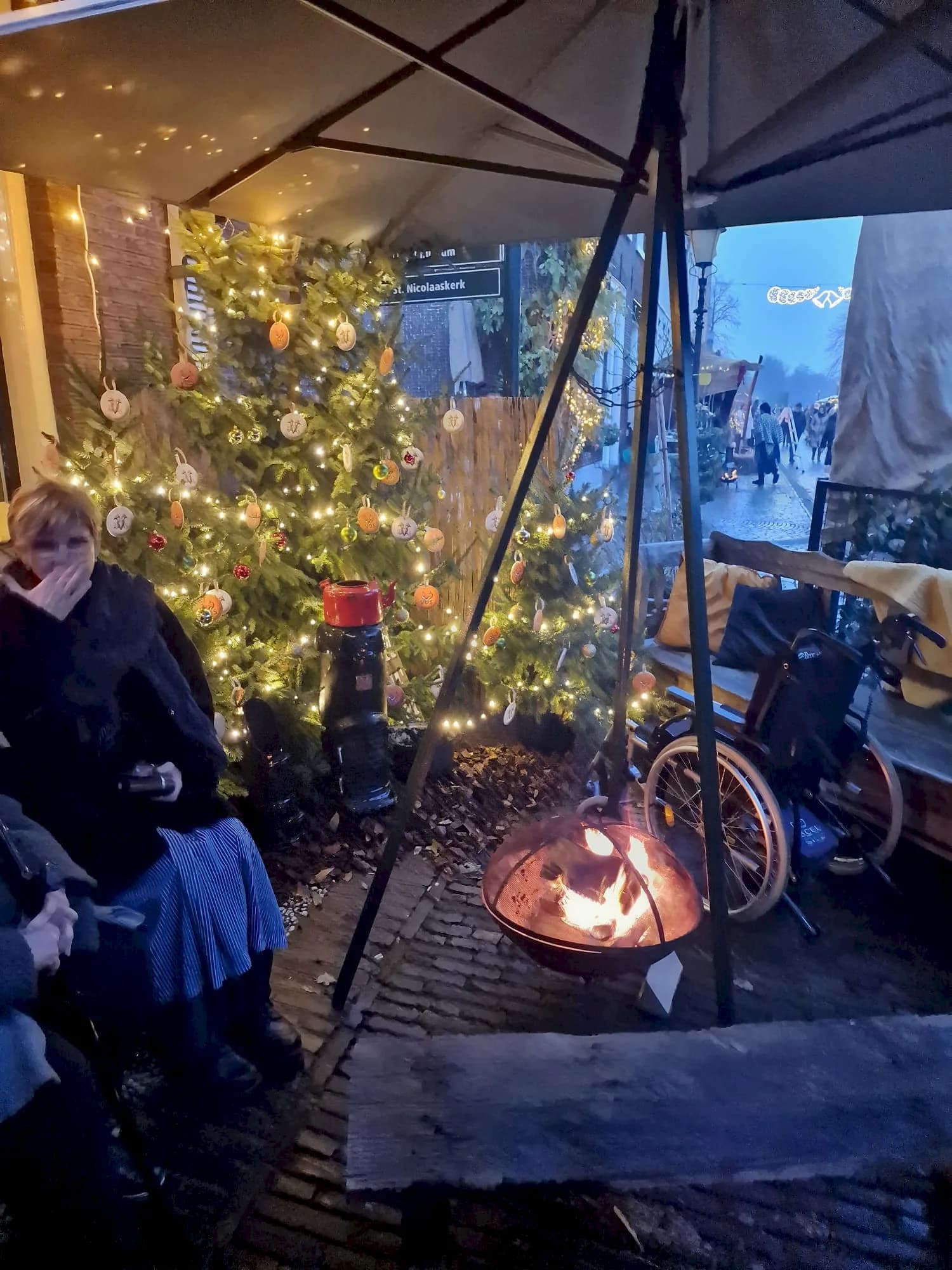 Het winterterras van De Haas met een kerstboom en een brandende vuurkorf