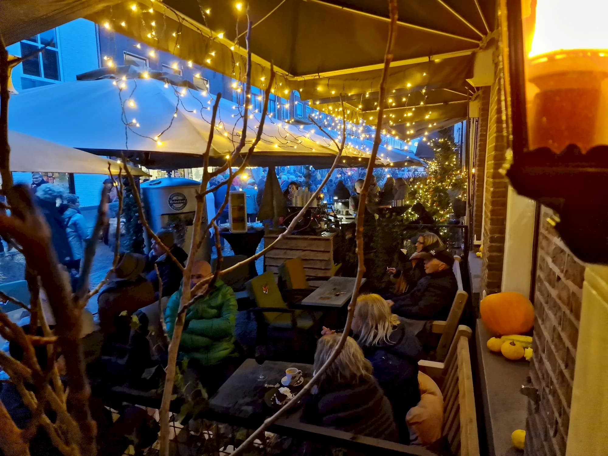 Gasten op het winterterras van De Haas onder de kerstverlichting