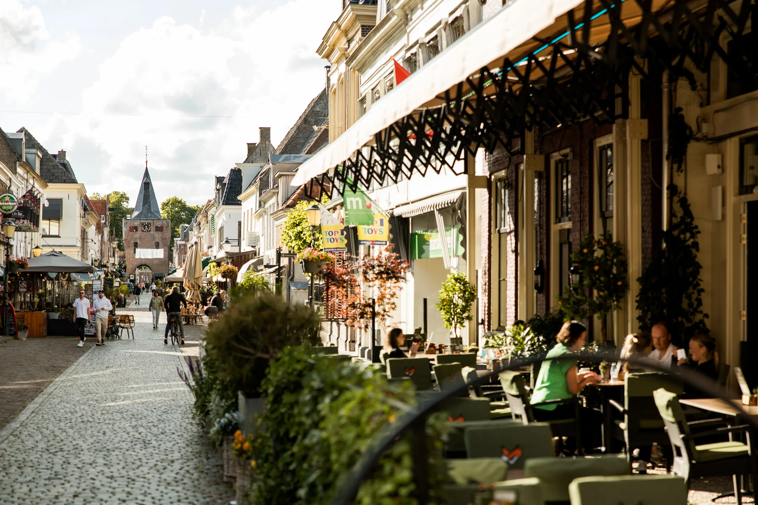 De Jufferenstraat in Elburg met het terras van De Haas en de Vischpoort aan het eind van de straat