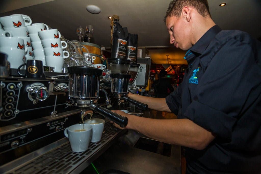 Barista zet koffie aan de espressomachine bij De Haas