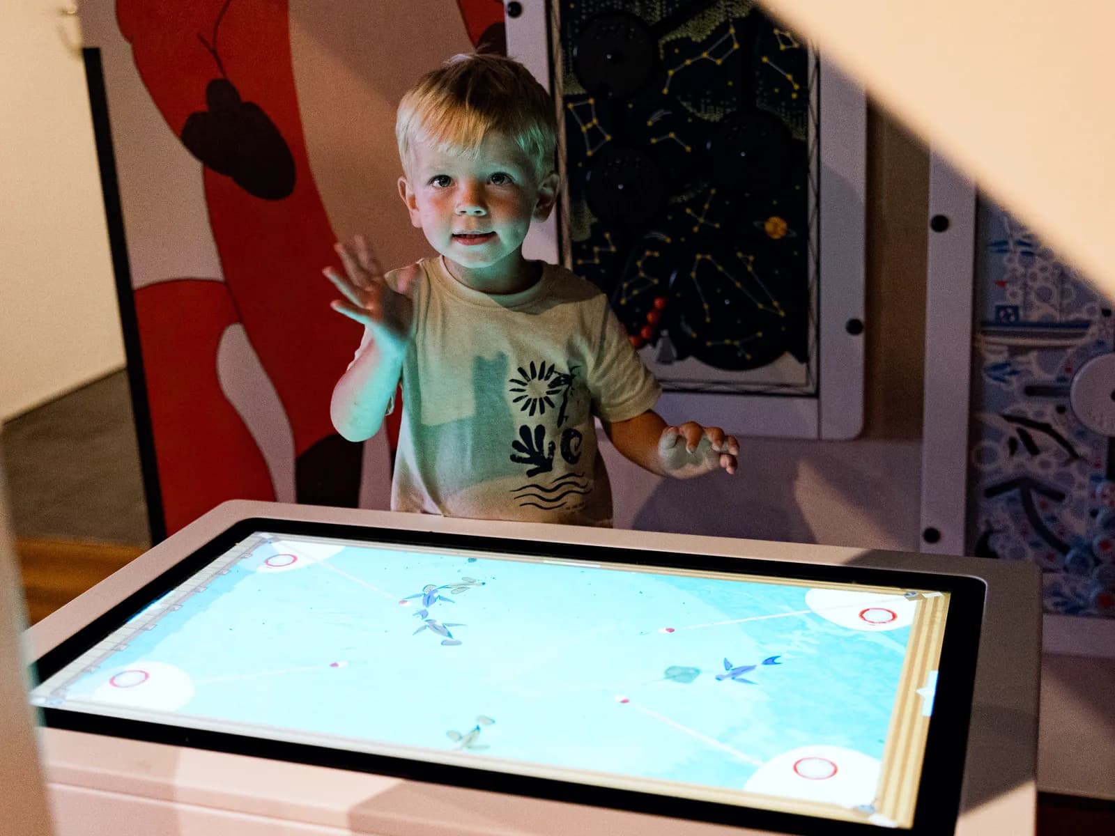 Een kind speelt aan de interactieve speeltafel in de kinderhoek van De Haas
