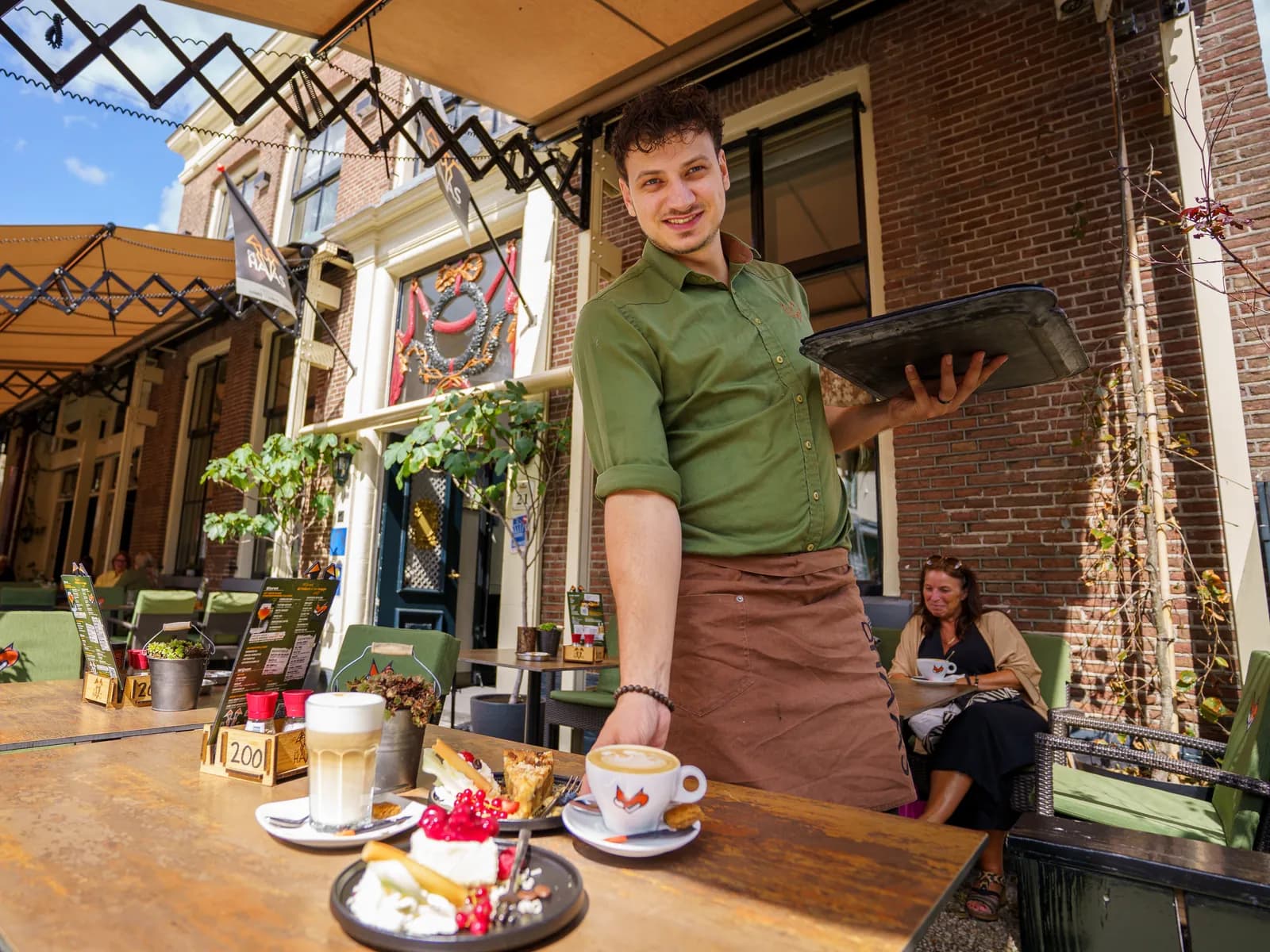 Koffie en huisgemaakt gebak op het terras van De Haas
