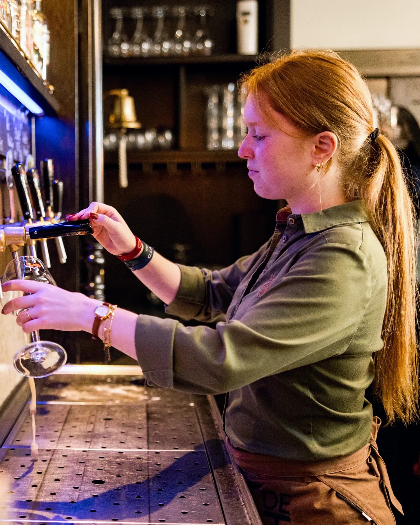 Medewerker van De Haas tapt een Vos-bier aan de tapkranen van Stadsbrouwerij Vos