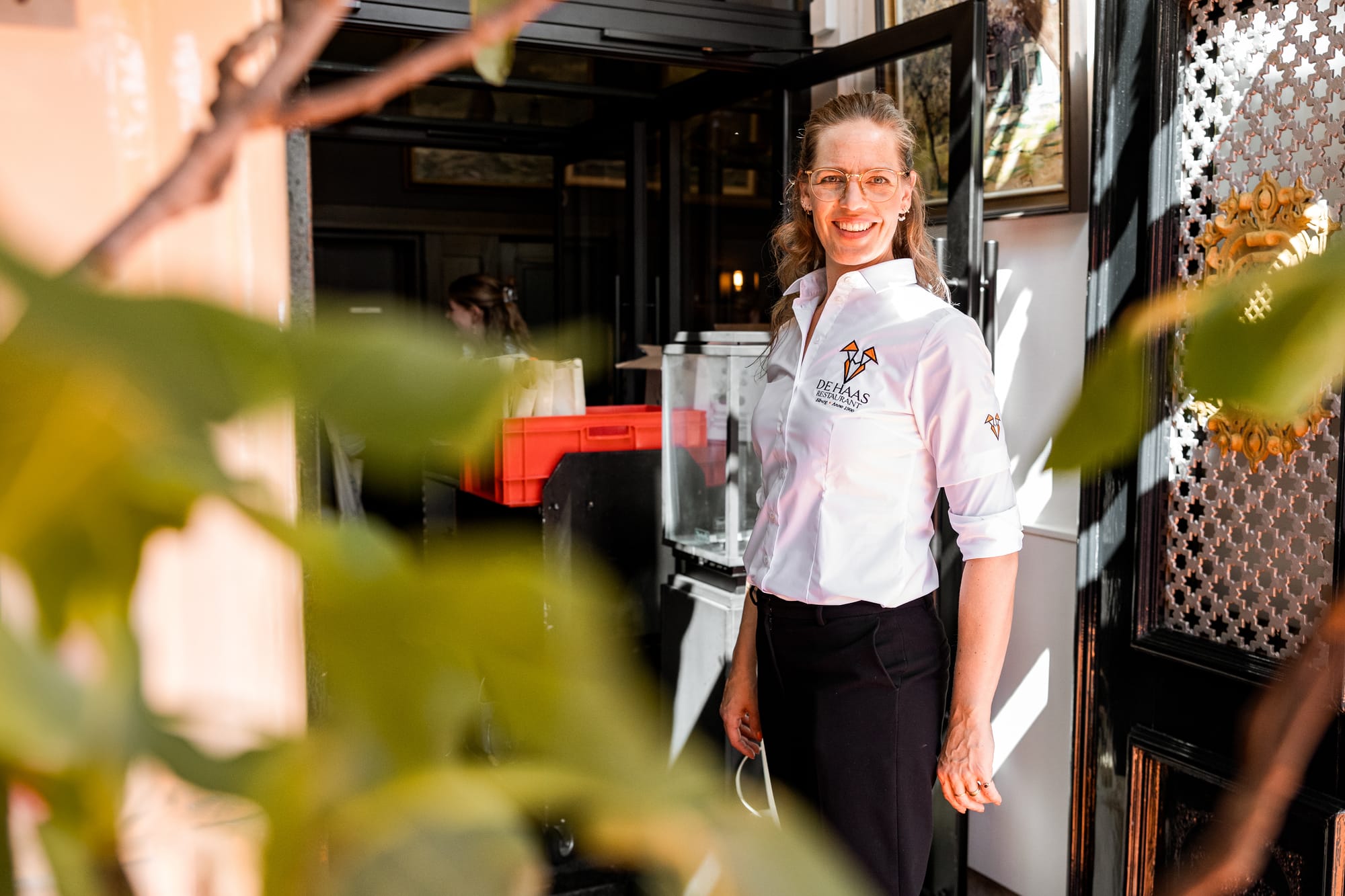 Gastvrouw van De Haas heet je welkom bij de entree