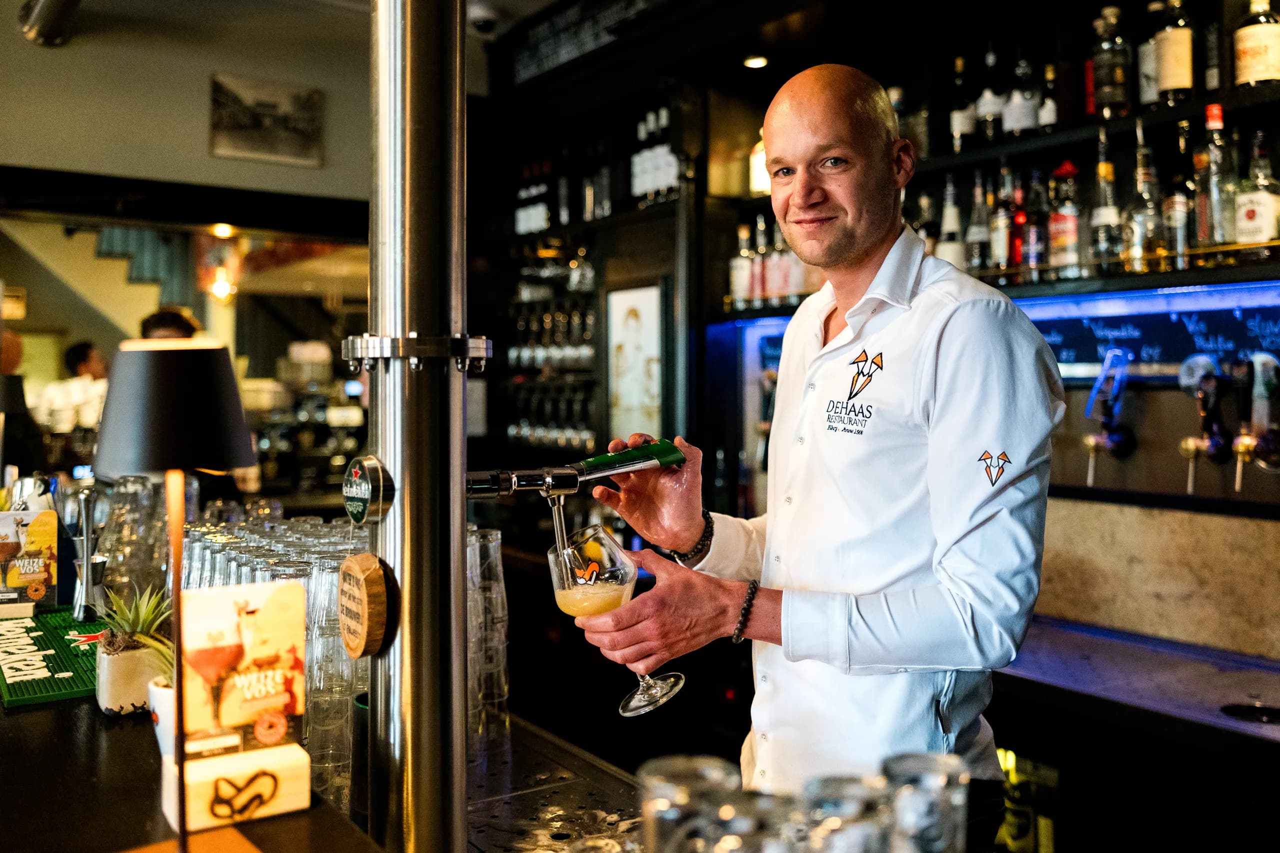 Jaap tapt een biertje aan de bar van De Haas