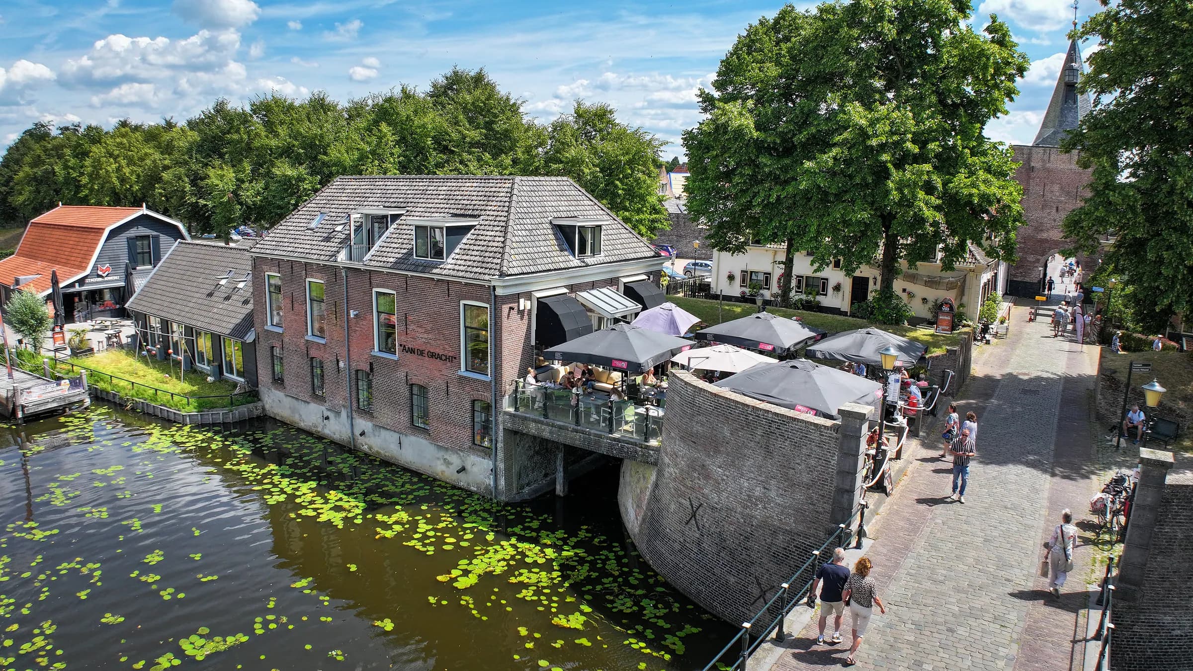 Aan de Gracht in Elburg vanuit de lucht: het pand aan de Stadsgracht met het terras en de Vischpoort