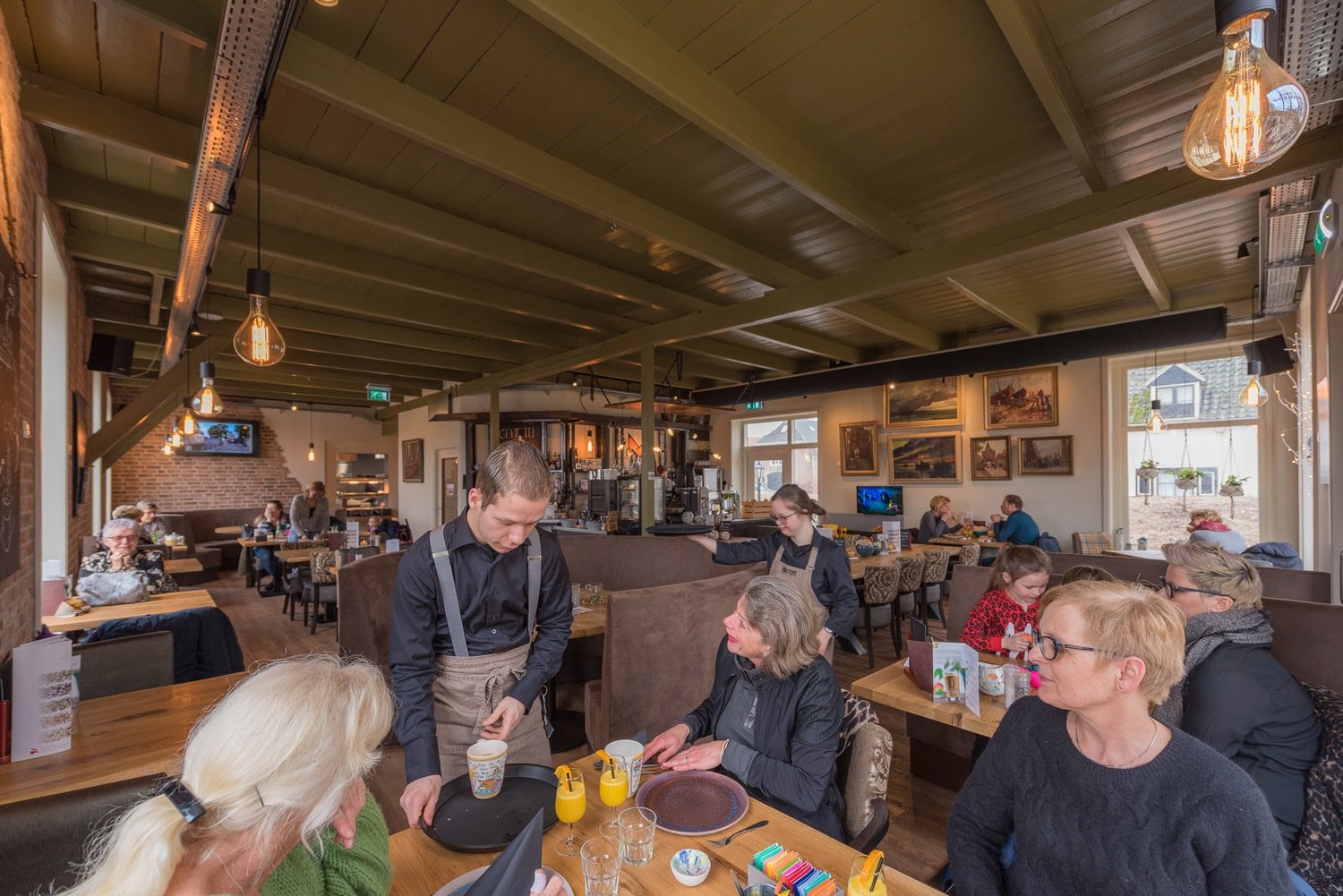 Interieur van Brasserie Aan de Gracht in Elburg met gasten
