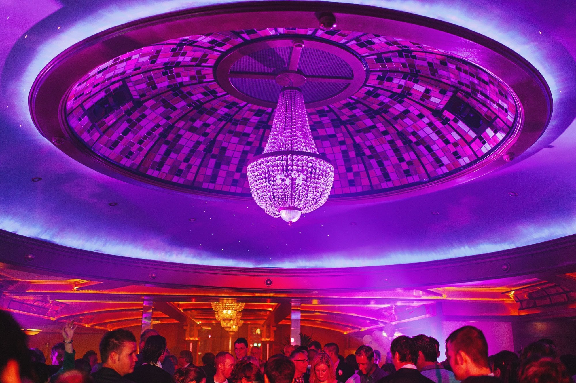 De Sterrenzaal van De Haas in feestelijk paars licht onder de glas-in-lood koepel