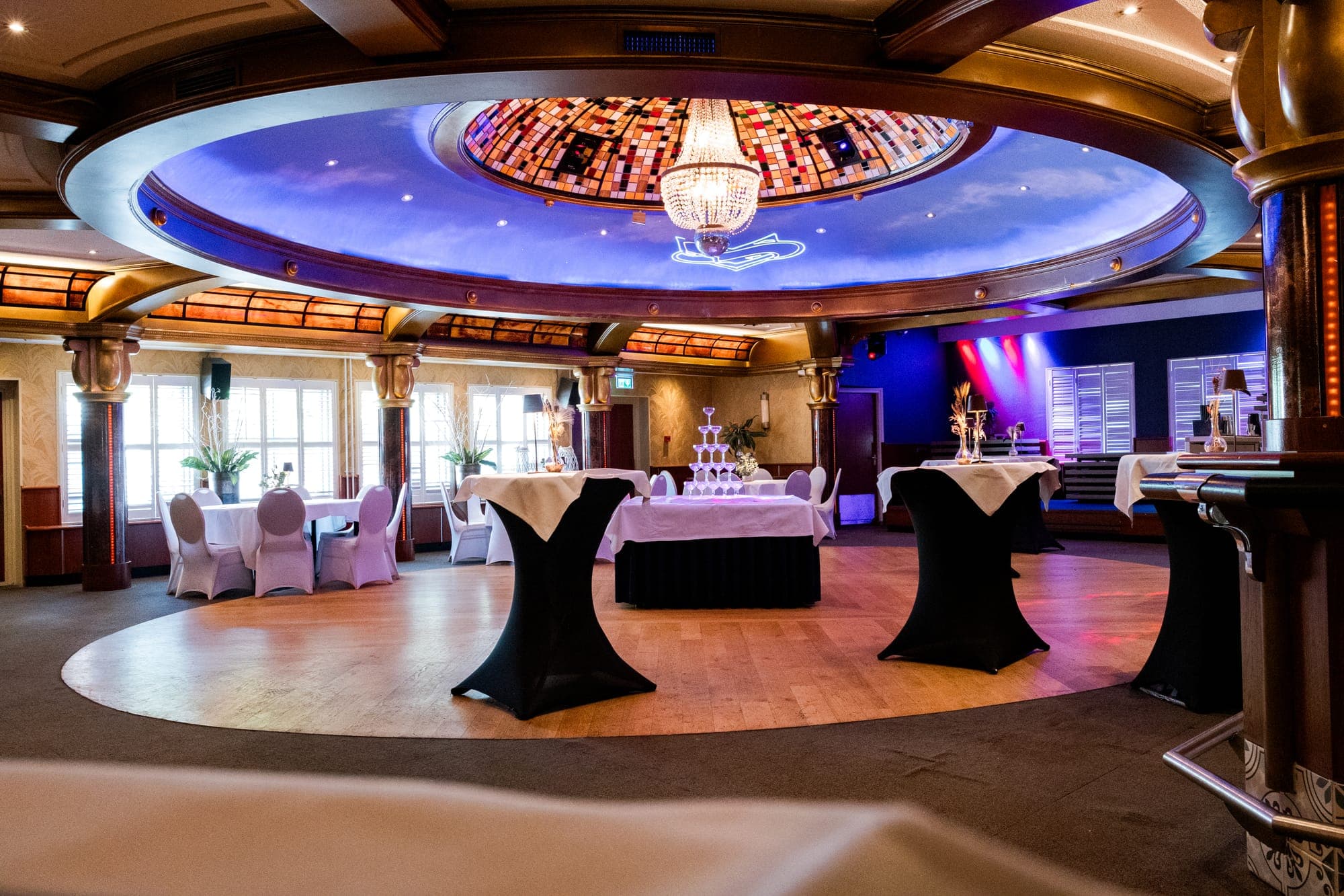 Feestelijk aangeklede zaal met glas-in-loodkoepel bij De Haas in Elburg
