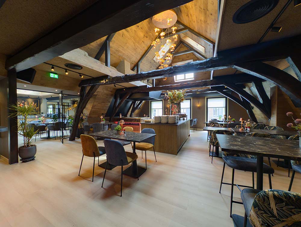 Sfeervolle zaal Vosselijke Meesters met houten balken bij De Haas