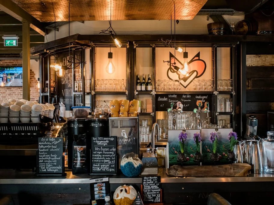 Interieur van Brasserie Aan de Gracht in Elburg met gasten